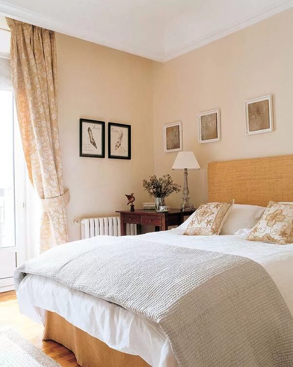 Светло бежевые стены. Бежевая стена. Бежевый цвет стен в интерьере. Бежевые стены покраска. Бежевые стены покраска.