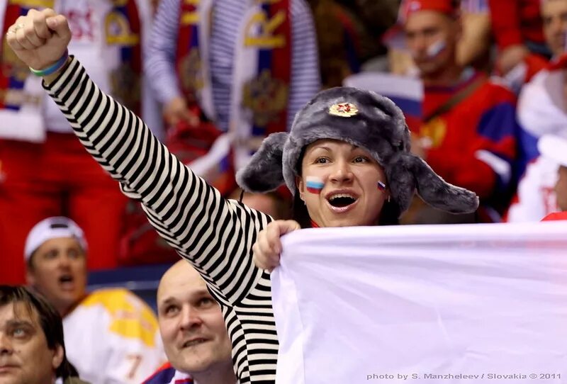 Russian fan. Болельщики хоккея. Хоккейные болельщики России. Фанаты хоккея. Российский хоккейный болельщик.