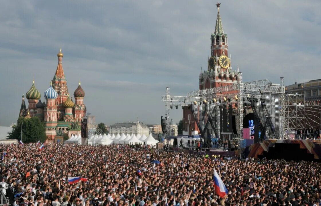 Площадь на человека в московской области. Народ на красной площади. Толпа на красной площади. Много людей на площади. Москва люди.