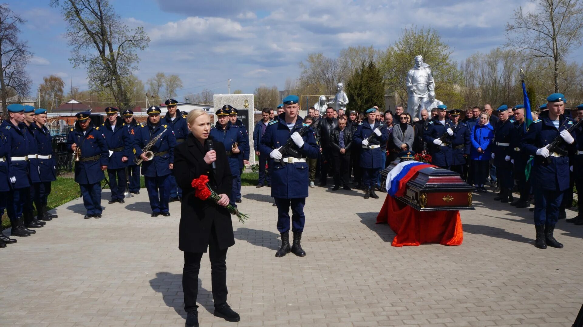 Похороны погибших на украине российских. Похороны в Скопине солдата.