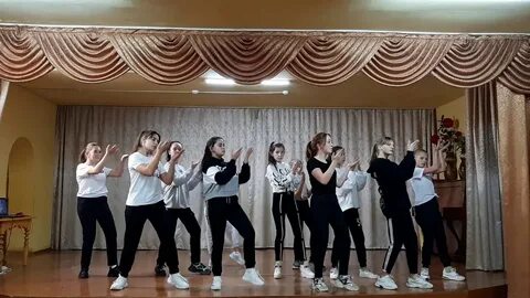 Танец под песню группы