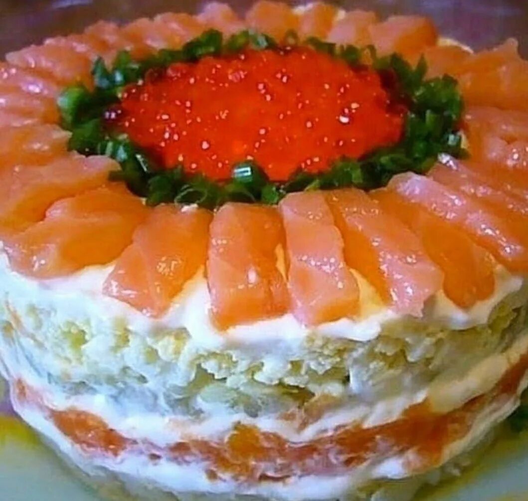 Салат суши торт филадельфия. Салат с сёмгой слабосолёной. Салат с красной рыбой слабосоленой слоями. Рыбный торт салат. Салат с сёмгой слабосолёной.