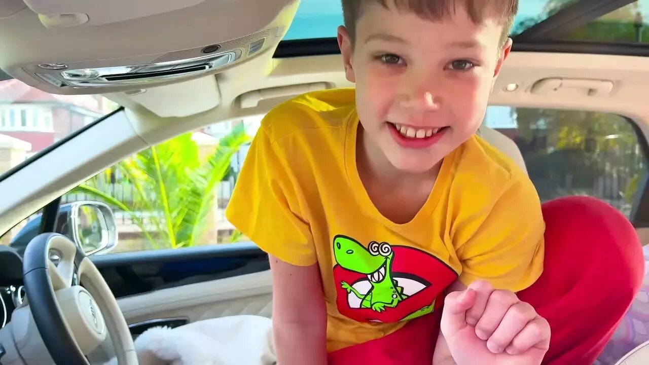 Разыграли папу засыпали машину шариками. Мистер макс и новая машина. Машина кати и макса. Мистер макс машинки надувные. Катя и макс мисс кейти.