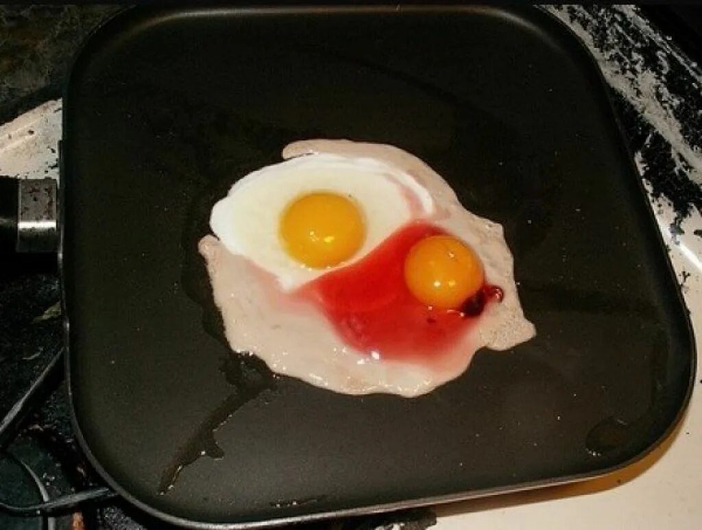 Яйцо стало черным. Кровь в белке куриного яйца.