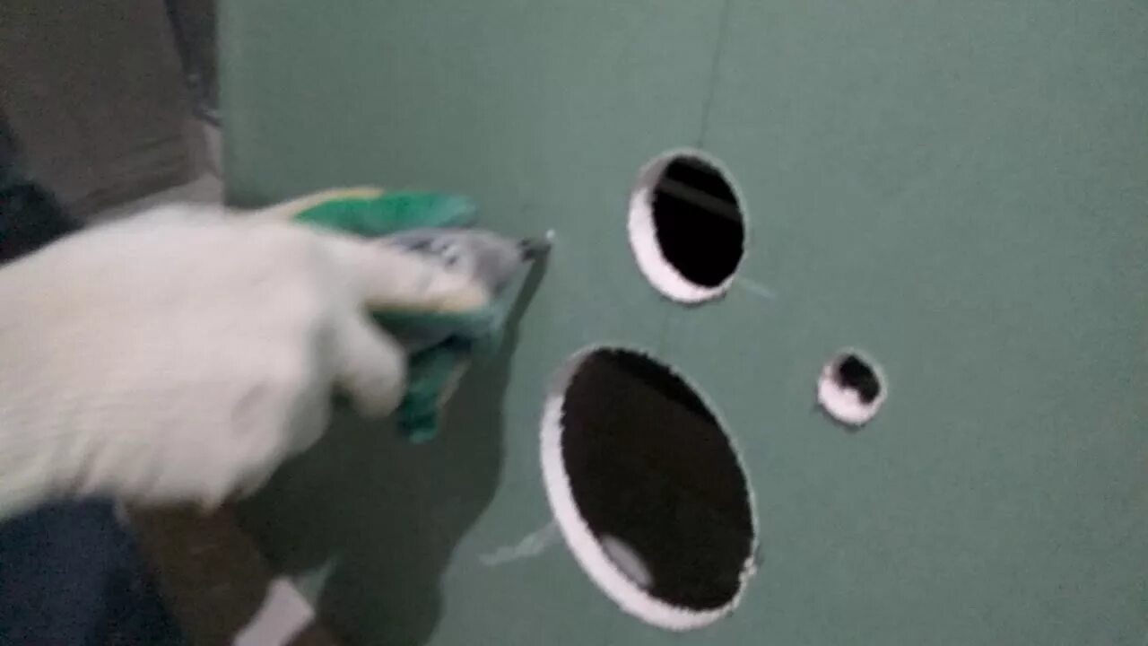 Самоделкин сделай сам своими руками. Штробление стен под вентиляцию. Вентиляционное отверстие в стене. Потолок гипсокартон. Дырка в межкомнатной двери.