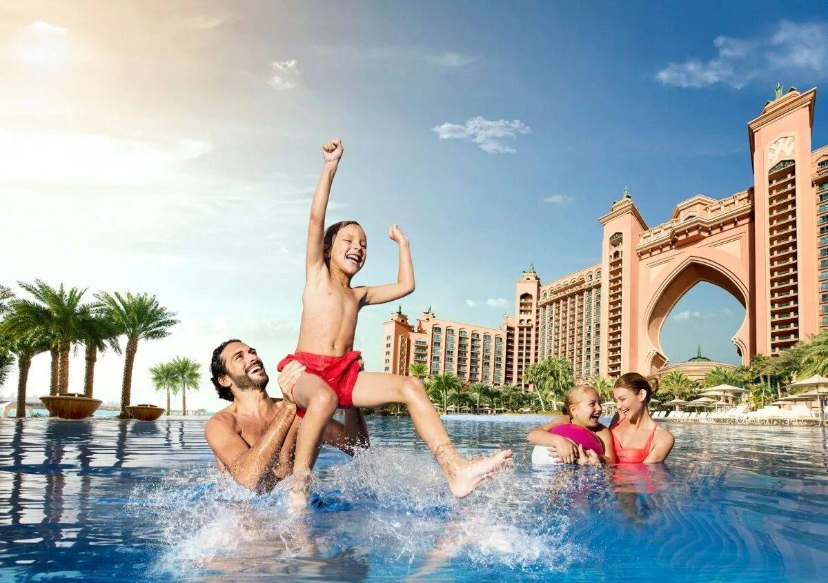 Атлантис ОАЭ. Atlantis the Palm Dubai аквапарк семья. Атлантис Дубай пляж. Семейный отель Atlantis the Palm 5. Туры в оаэ в мае