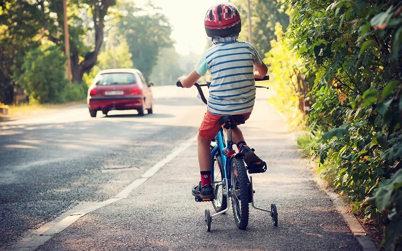 Don t ride a bike. Ребенок на велосипеде на дороге. Дети велосипедисты на дороге. Велосипед на дороге. Дети катаются на велосипеде.