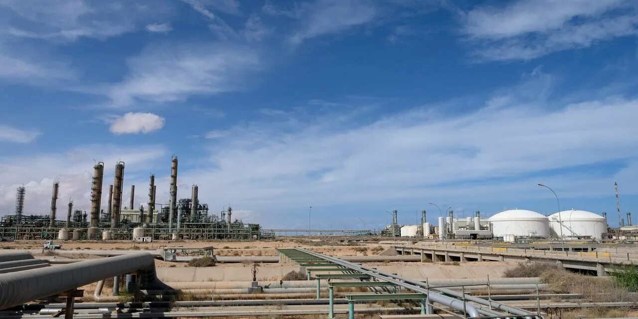 Ливия нефть. Ливия нефтеперерабатывающий завод. ливийская национальная нефтяная корпорация. нефтяные месторождения ливии. завод в ливии.