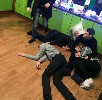 Человек с носком на вечеринке