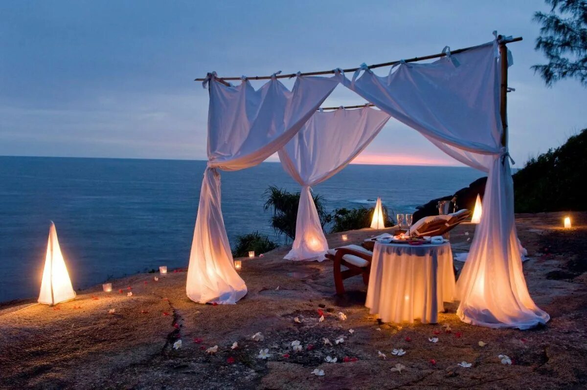 Шатер на берегу моря. Романтичное место. Романтический вечер. Шатер на пляже. Беседка у моря