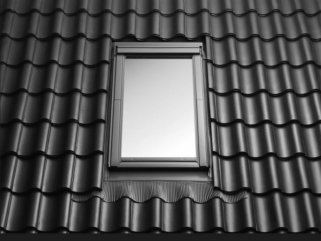 Установка окна металлочерепицу. Установка окна металлочерепицу. Мансардное окно на металлочерепицу. Монтаж окна факро на металлочерепицу. Кровельный люк ондулин скайлайт.