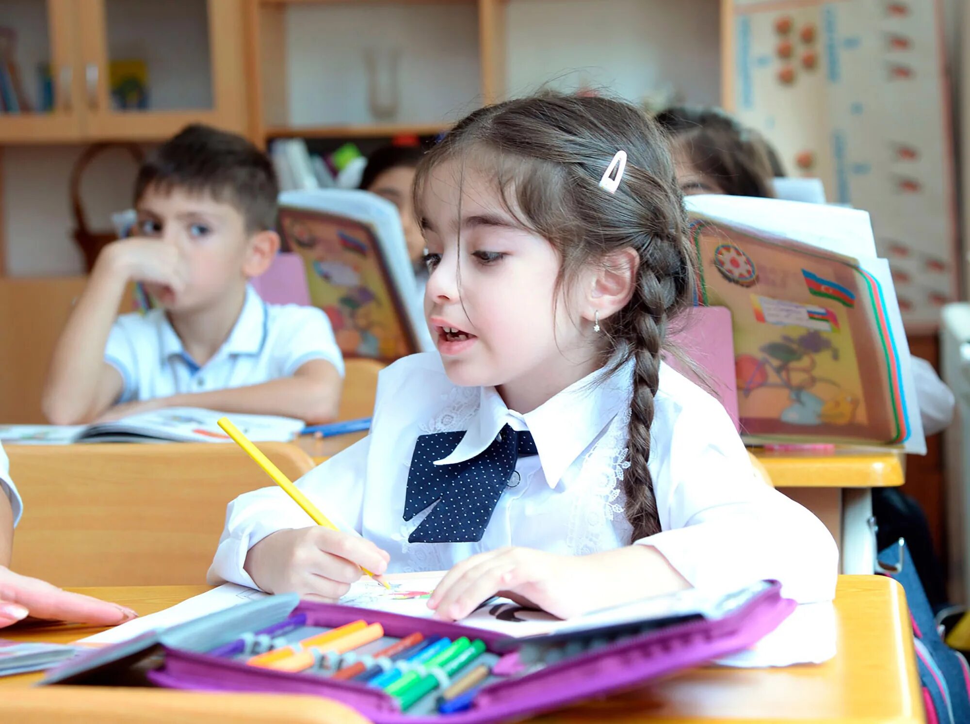 В 1 класс поступает 45 человек. Посещение школы. Русские дети в школе в Азербайджане. Покажи экзамен первоклашка. Mektebeqebul.