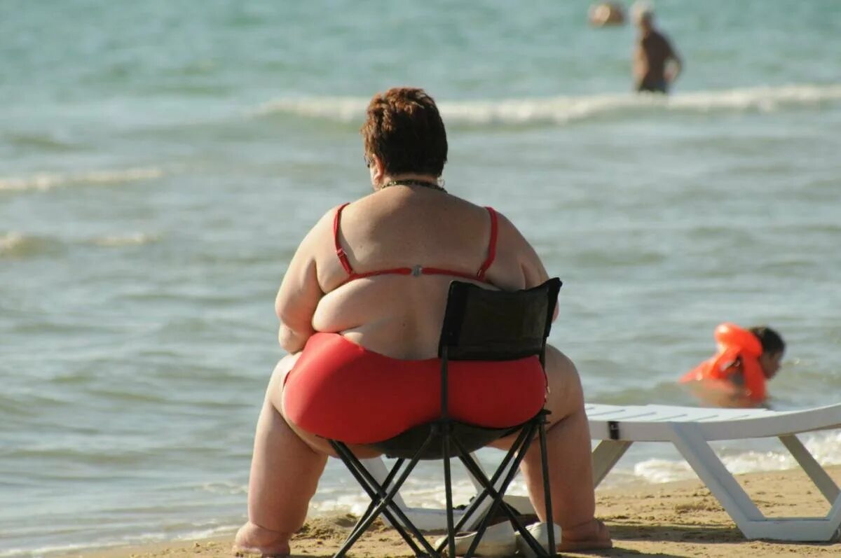 Толстухи на пляже. Жирные люди на пляже.
