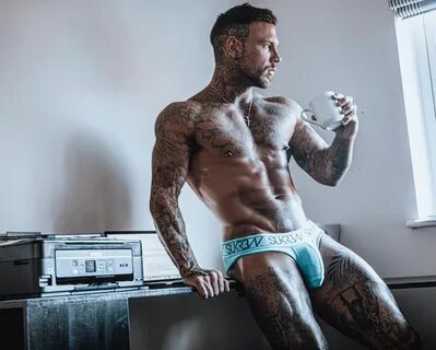 Sean Pratt Mostra Il Sedere.