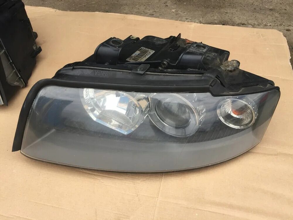 Audi a4 b6 фары. Фары для ауди а4 б6 ангельские глазки. Фара audi a4 b5 ксенон usa. Фары ауди а4. Audi s4 b6 фары.