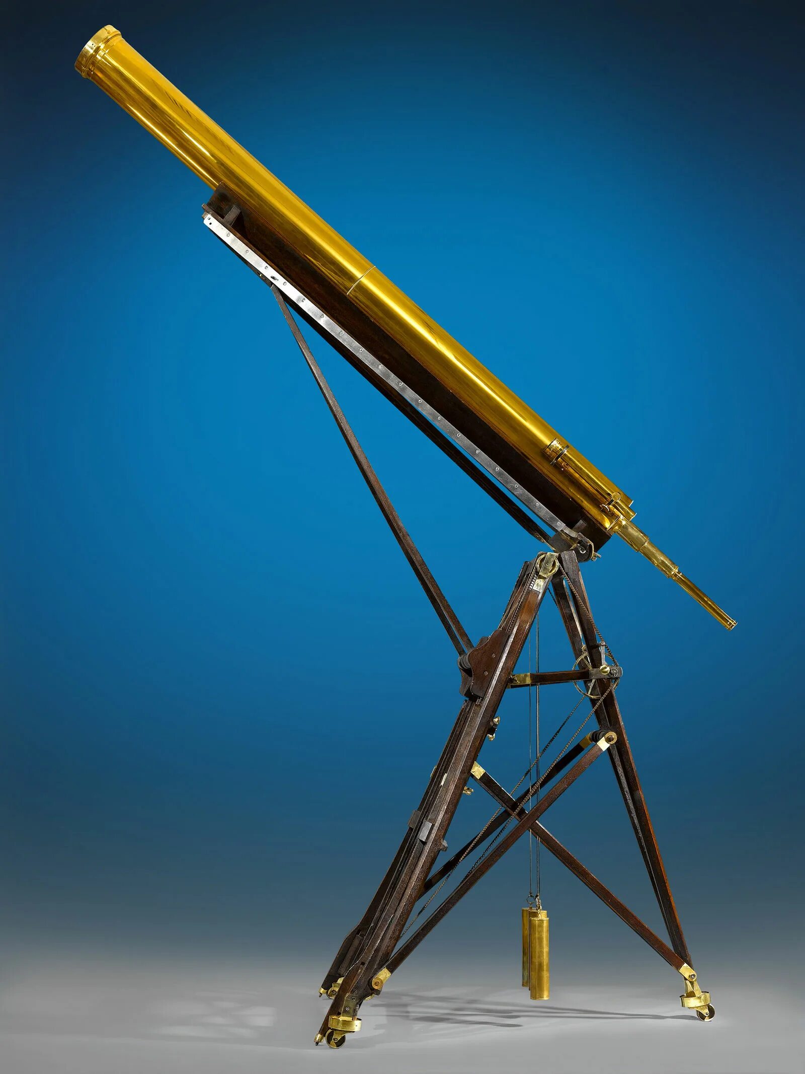 Галилео галилей изобрел телескоп. Галилео галилей зрительная труба. First telescope. First telescope. Телескоп рефрактор самый первый.