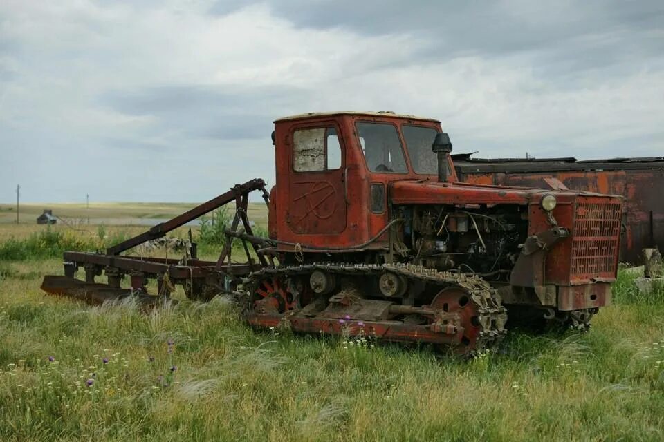 Первая а четвертая т. Трактор гусеничный т-4а. Т-4 трактор. Трактор Алтай т4. Гусеничный трактор т4 Алтай.