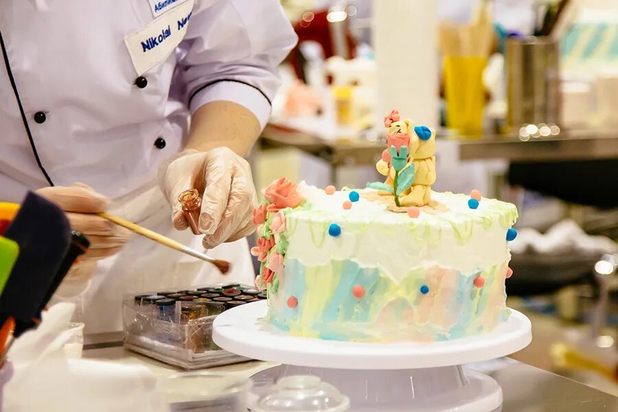 Мастир кондитер. Кондитер оформитель. кондитер декоратор. декоратор тортов.