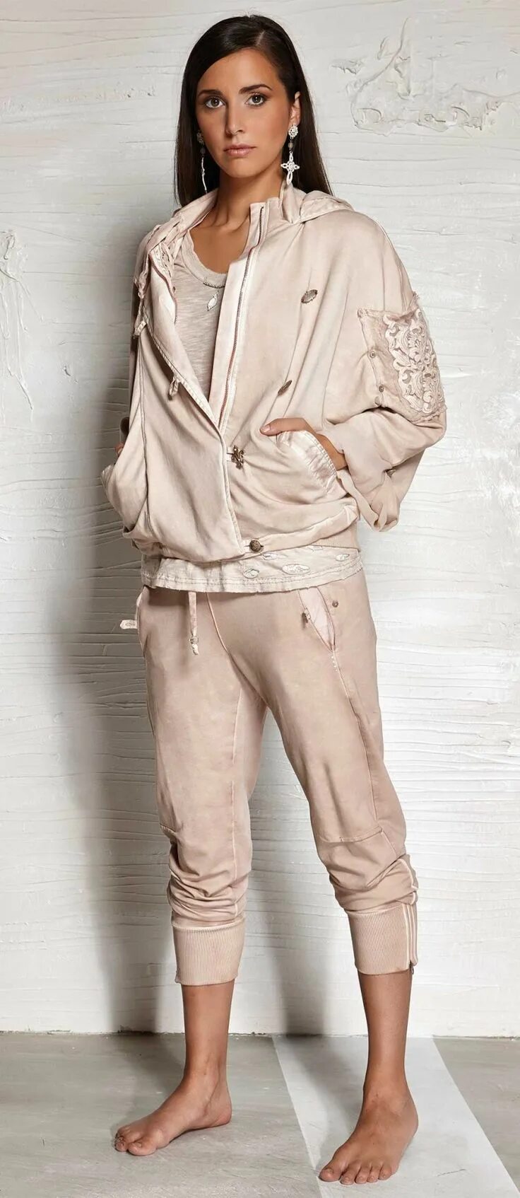 Костюм тройка из льна женский. Спортивные костюмы из льна мужские. Льняной спортивный костюм. Льняной спортивный костюм. Спортивные костюмы в стиле бохо.