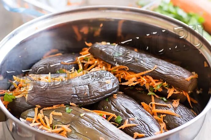 Фаршированные баклажаны морковью и чесноком зеленью. Квашеные баклажаны в кастрюле. квашеные баклажаны фаршированные морковью. фаршированные баклажаны в кастрюле. квашеные баклажаны фаршированные морковью и чесноком и зеленью.