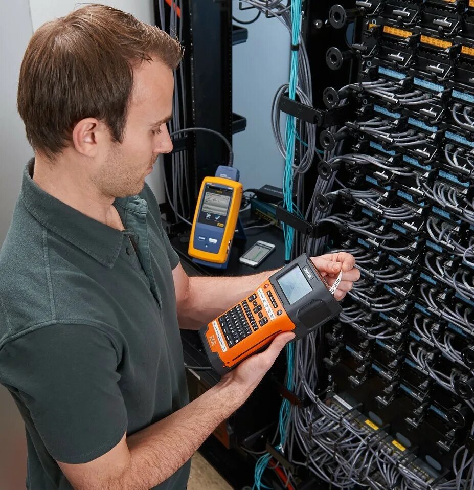 Сетевой инженер курсы. Fluke прозвонка витой пары. прозвонить кабель fluke. сетевой и системный администратор. оборудование для тестирования кабелей и проводов.