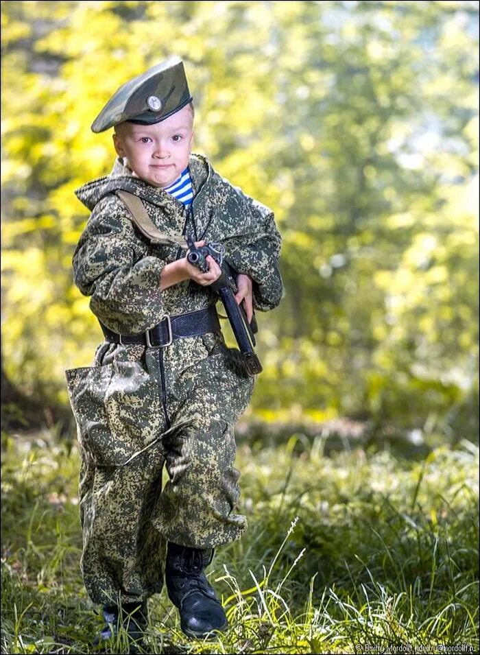 Маленький военный. Малыш в военной форме. Маленькие дети в военной форме. Солдат с ребенком. Школьники в камуфляже.