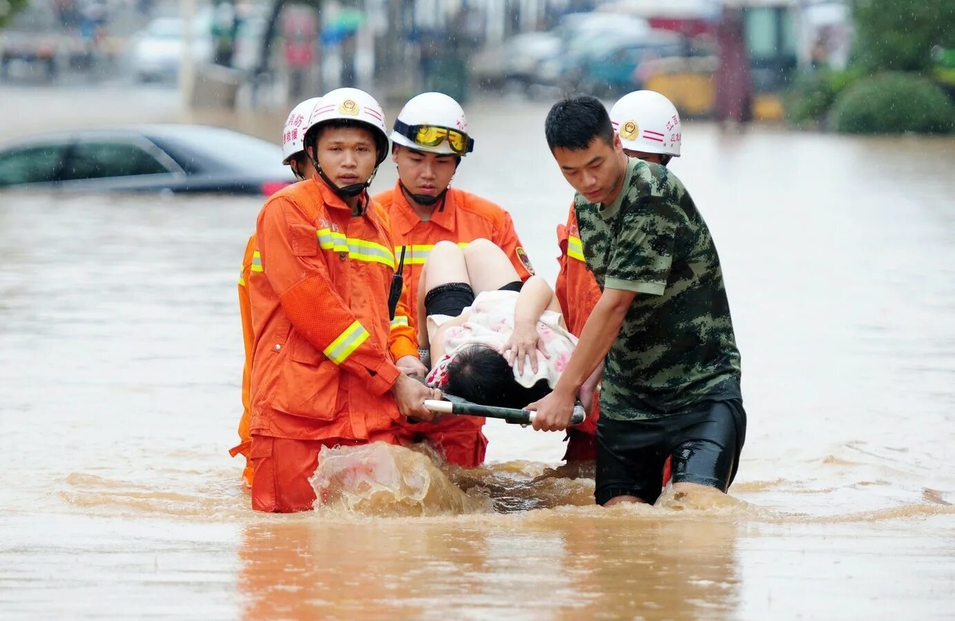 Безопасное поведение при наводнениях цунами. Спасение людей при наводнении. Стихийные бедствия наводнение. Наводнение спасатели. Спасение от стихийных бедствий.