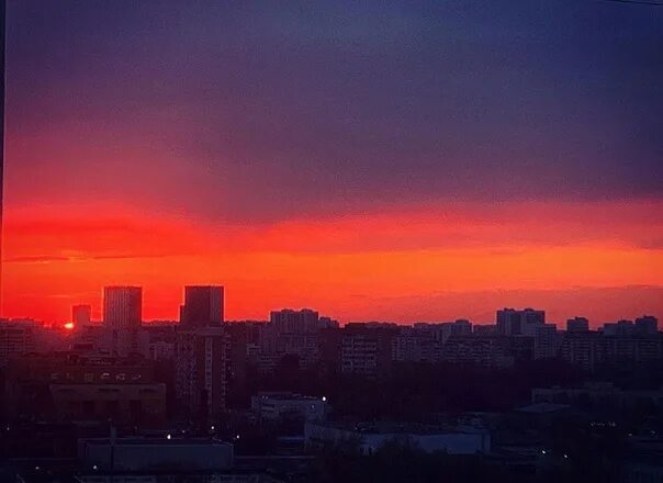 Закат вчера в Москве. Сегодняшний закат в Москве. Закат в Москве сегодня. Закат 4 апреля 2023 в Москве.