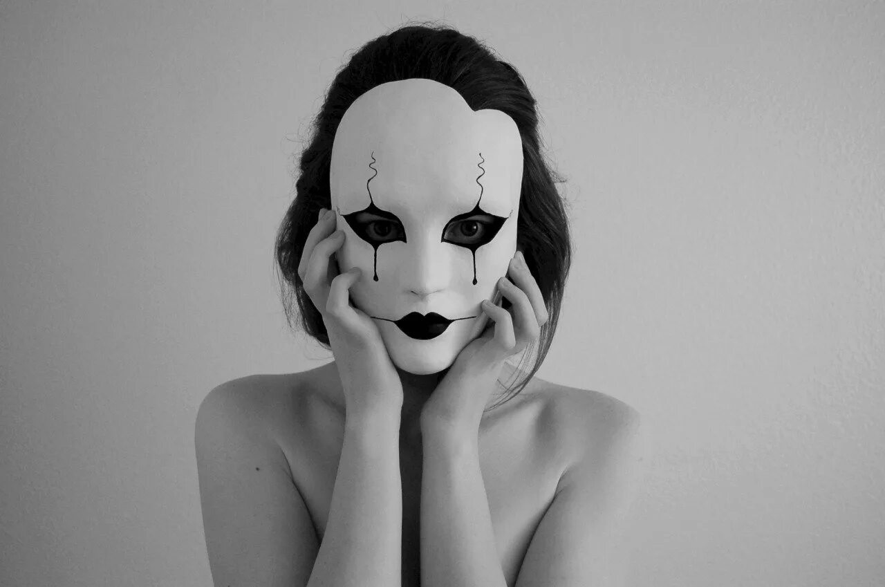 Пьеро маскарад. Девушка в белой маске. Грустная маска. Фотосессия с белой маской.