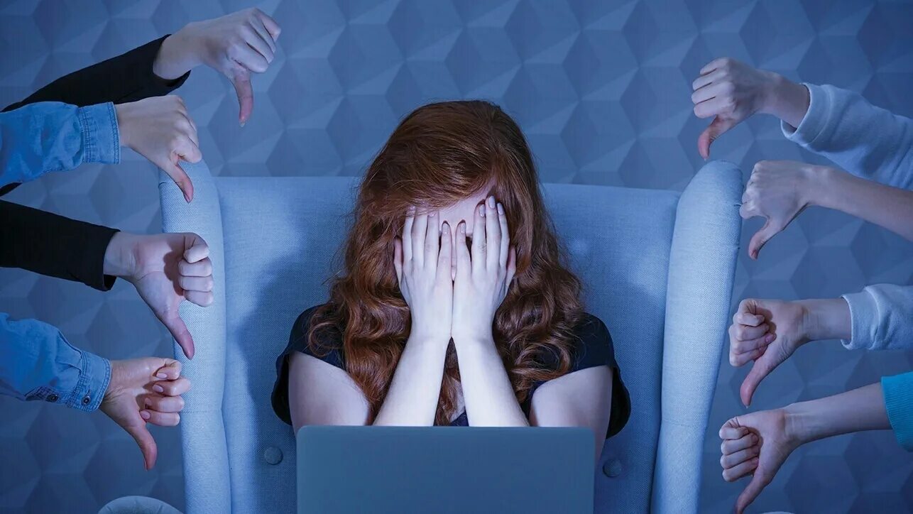 Как перестать следить в соц сетях. Зависимость от социальных сетей. беспокойство. низкая самооценка. фото подростка с низкой самооценкой.