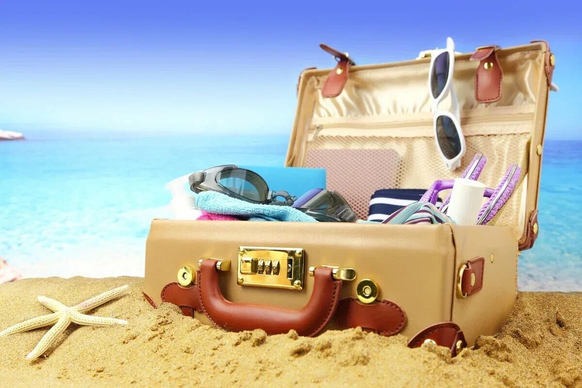 Travel pleasure. Чемодан для путешествий. Чемодан на море. Отпуск чемодан. Чемодан на пляже.