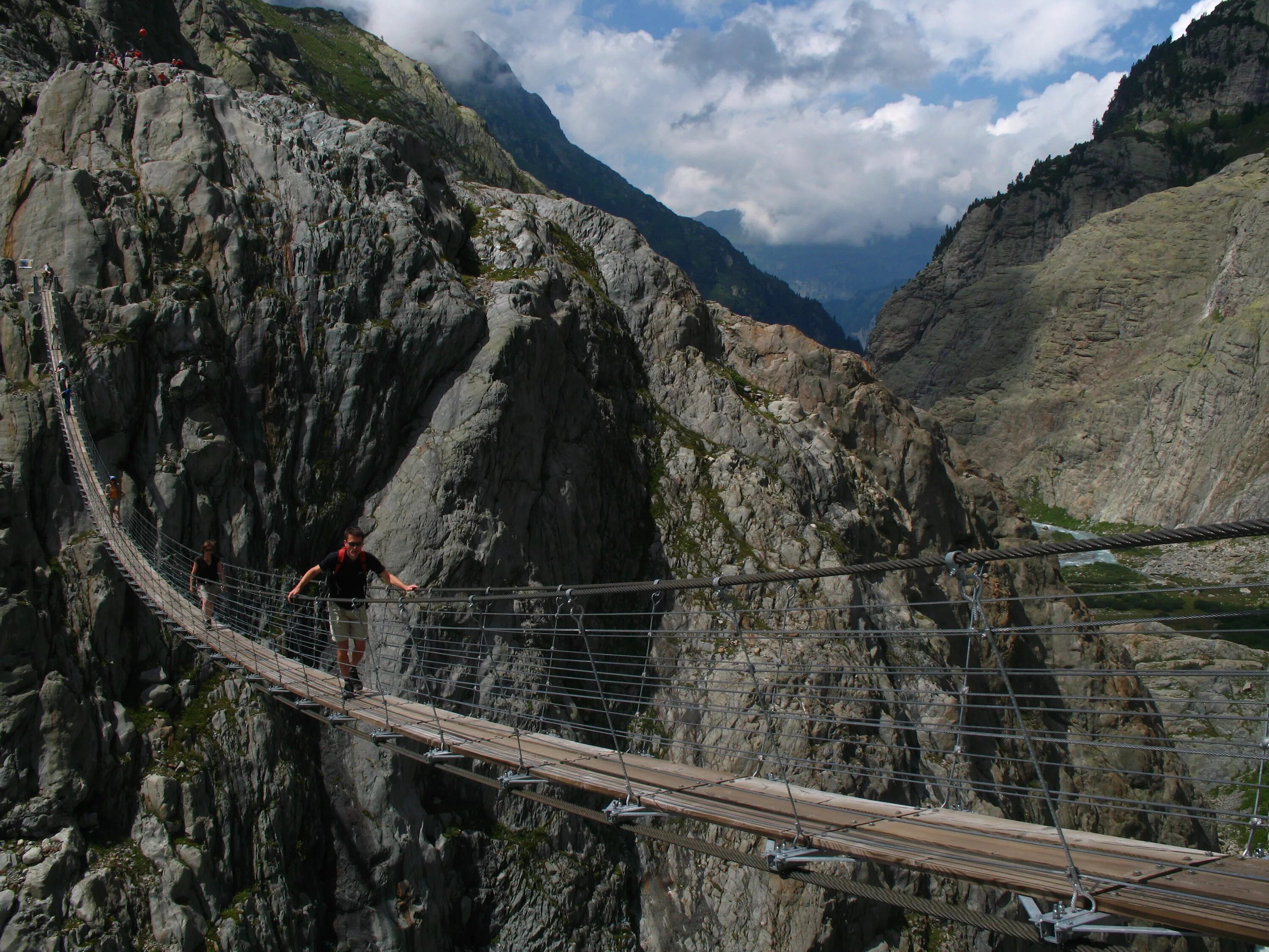 World most dangerous. Мост Трифт в Швейцарии. Трифт-бридж (Швейцария).. Мост в горах Монте-кристалло, Италия. 1. Висячий мост Трифт, Швейцария.