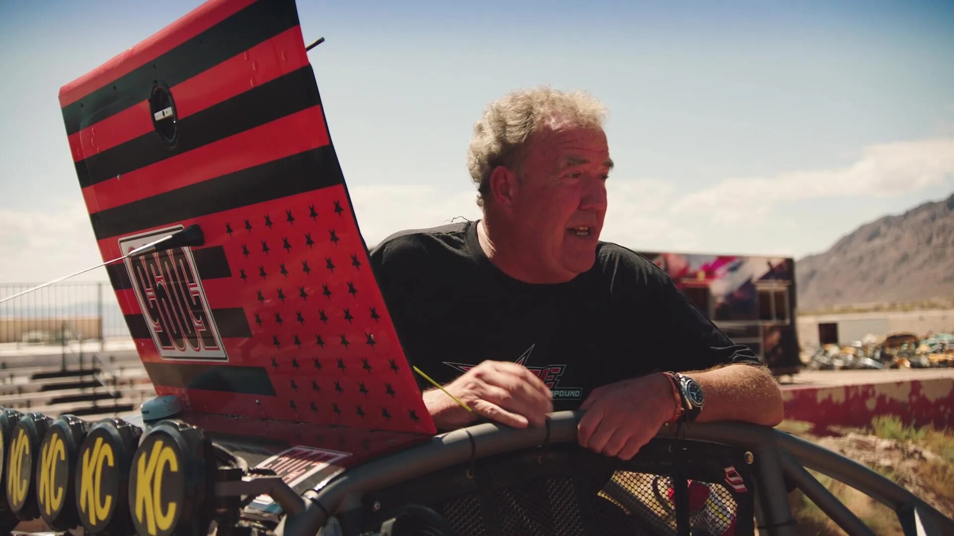 Grand tour работа с песком. Grand Tour s3e8. The Grand Tour s05e01. Гранд тур обложка.