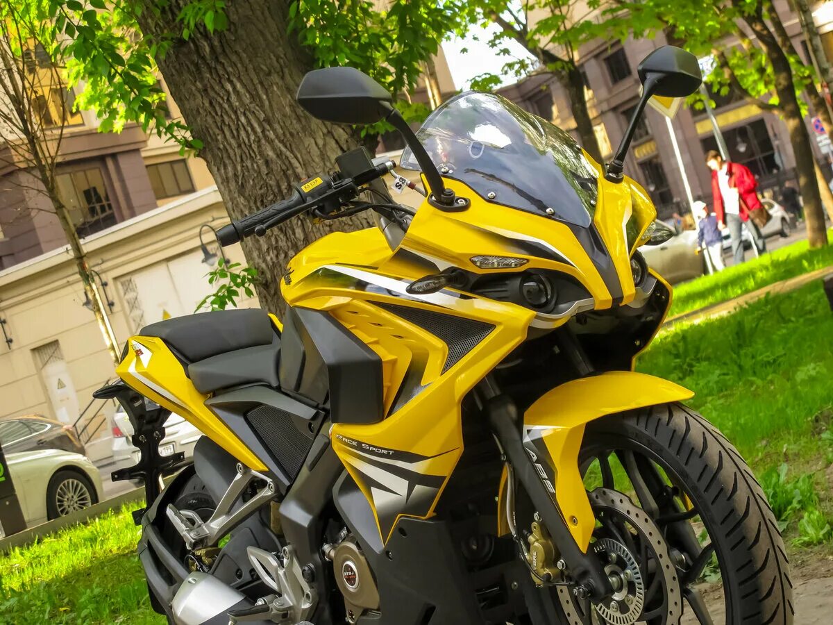 Bajaj pulsar. Баджадж Пульсар РС 200. Bajaj rs200. Баджадж 200 RS. Pulsar RS 200 желтый.