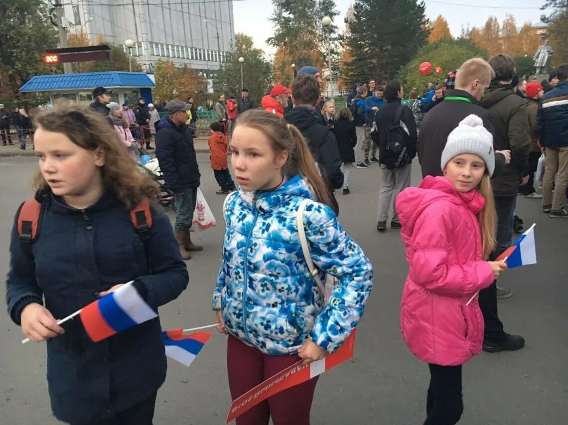 Школьники на митинге. Школьники протестуют. Школьники на митинге Навального. Навальные в школе с детьми.