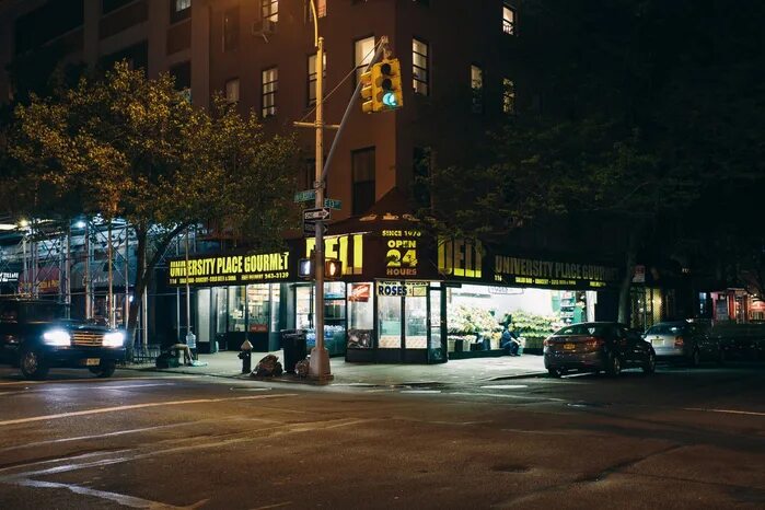 Круглосуточные заведения. Заведение Google в Нью-Йорке. Закрытый магазин ночью Нью Йорк. Круглосуточный магазин в Нью Йорке фото. Круглосуточные учреждения
