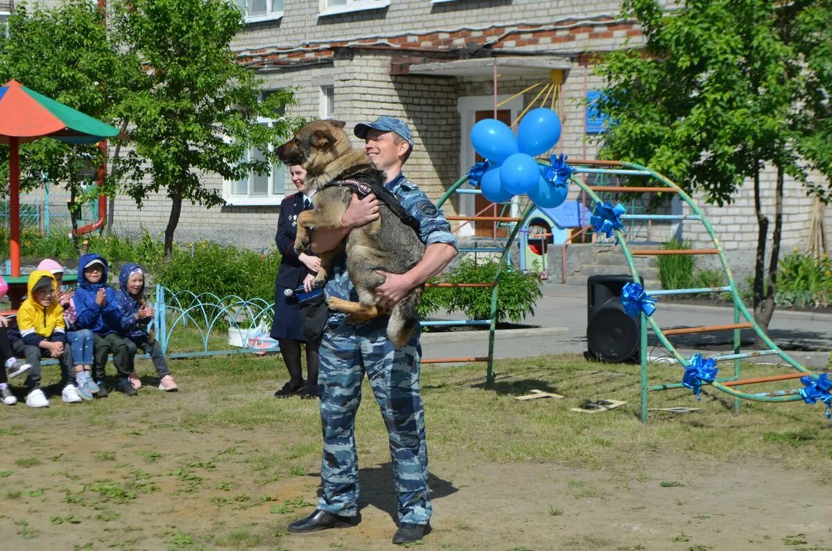 Детский сад праздник детства. Полиция Ирбит. Ирбит милиция. Защита детства полиция. Строитель день защиты детей.