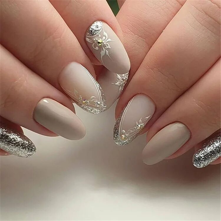 маникюр нюдовый 2022 миндаль миндаль розовый. новогодний маникюр на миндалевидные ног. праздничный маникюр. новогодний нежный маникюр на миндалевидных ногтях. новогодний маникюр миндаль.