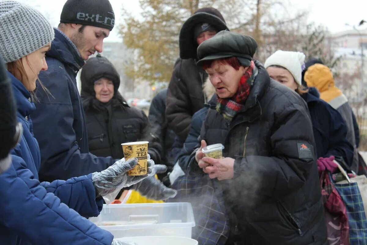 Волонтеры помогающие бездомным. Еда для бездомных. Кормление бездомных людей. Раздача еды бездомным. Кормежка бомжей.