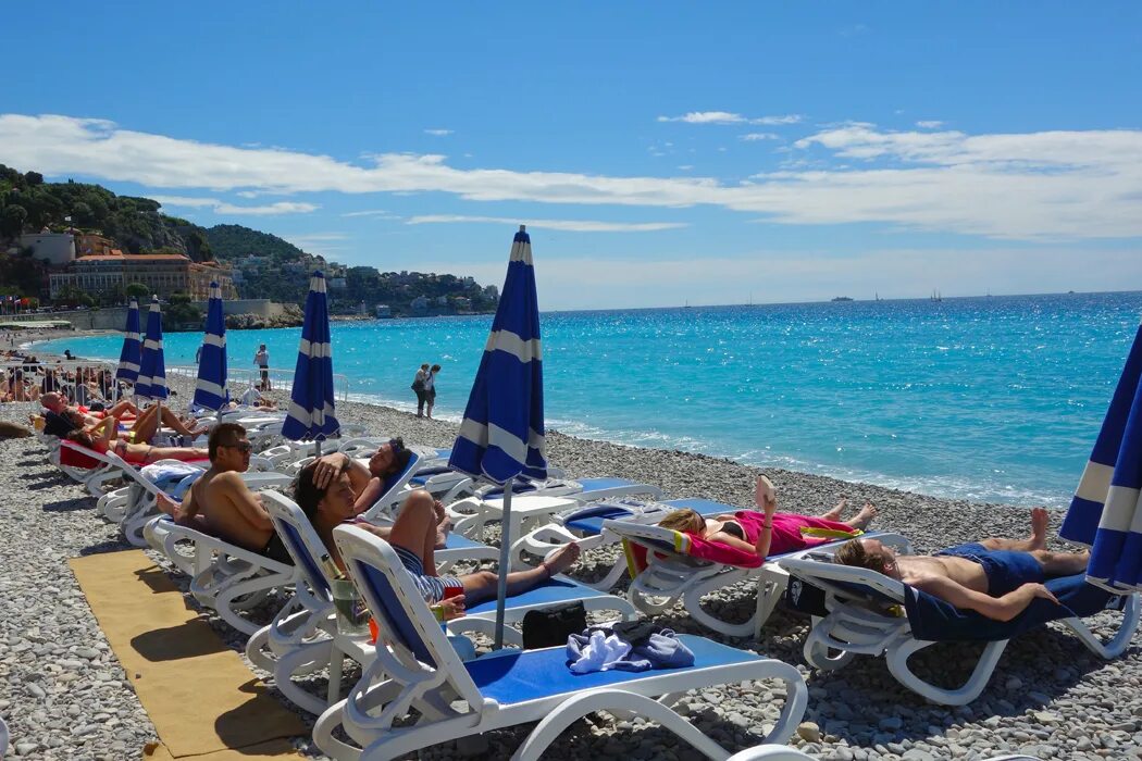 Nice beach. Ницца пляж. Французская Ривьера мероприятие. Ницца Лазурный берег пляж 1950. French Riviera Beach.