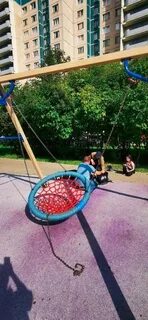 Девушки упавшие с качели