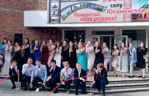 Выпускники 11 а покупают букеты цветов
