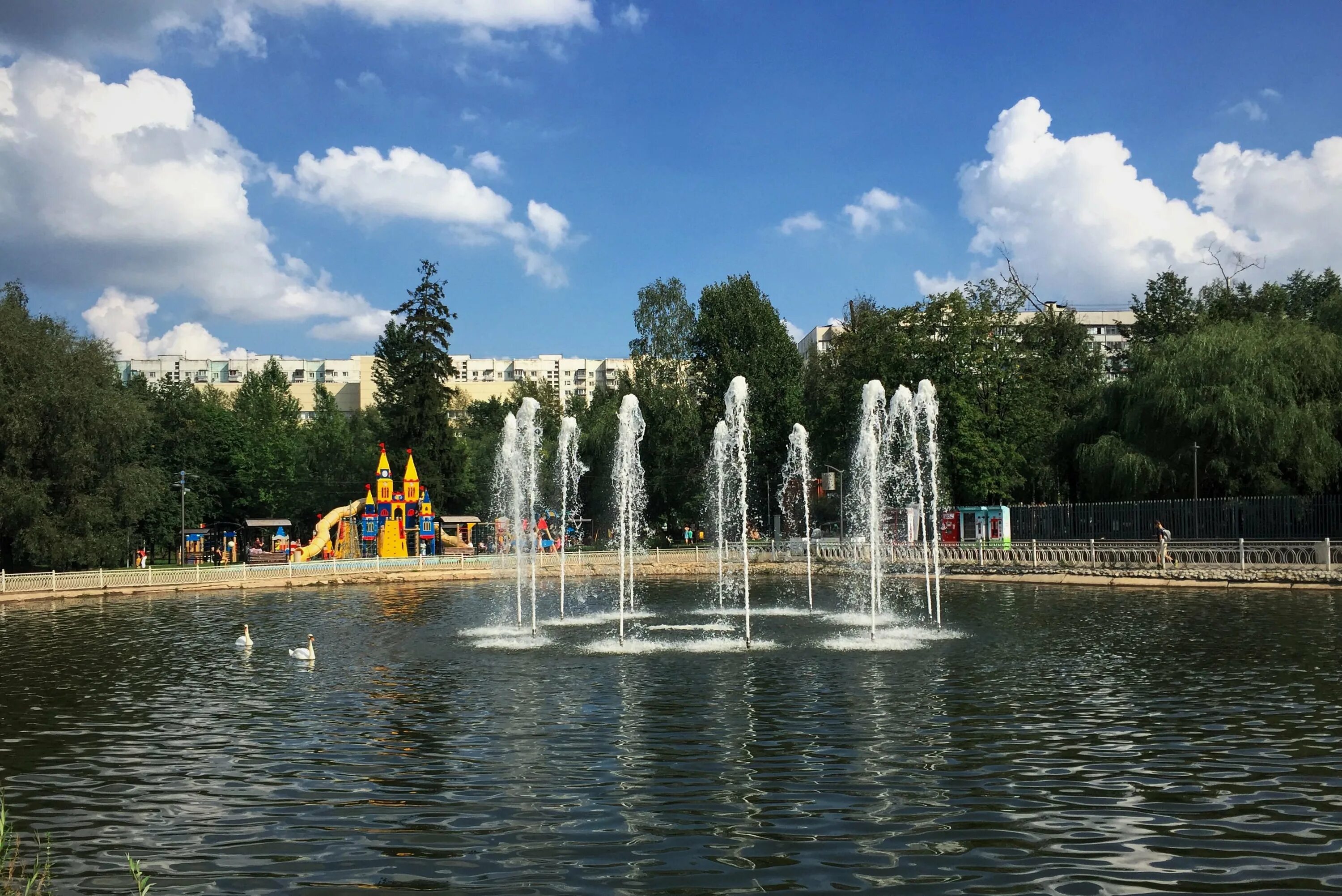 Лианозово вднх. Лианозовский парк фонтан. Парк Лианозово Москва. Парк в Алтуфьево Лианозово. Лианозовский парк пруд.