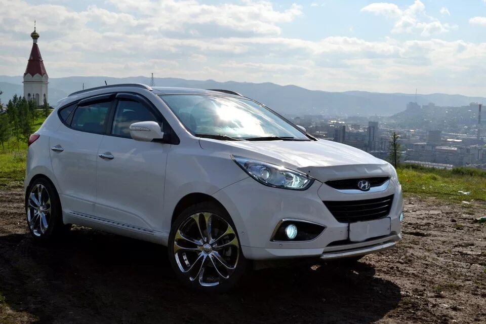 Хендай ix35 на дисках. Диски хендай ай икс 35. Hyundai ix35 черные диски. Ix35 на воссенах. Диски skad stiletto r17.