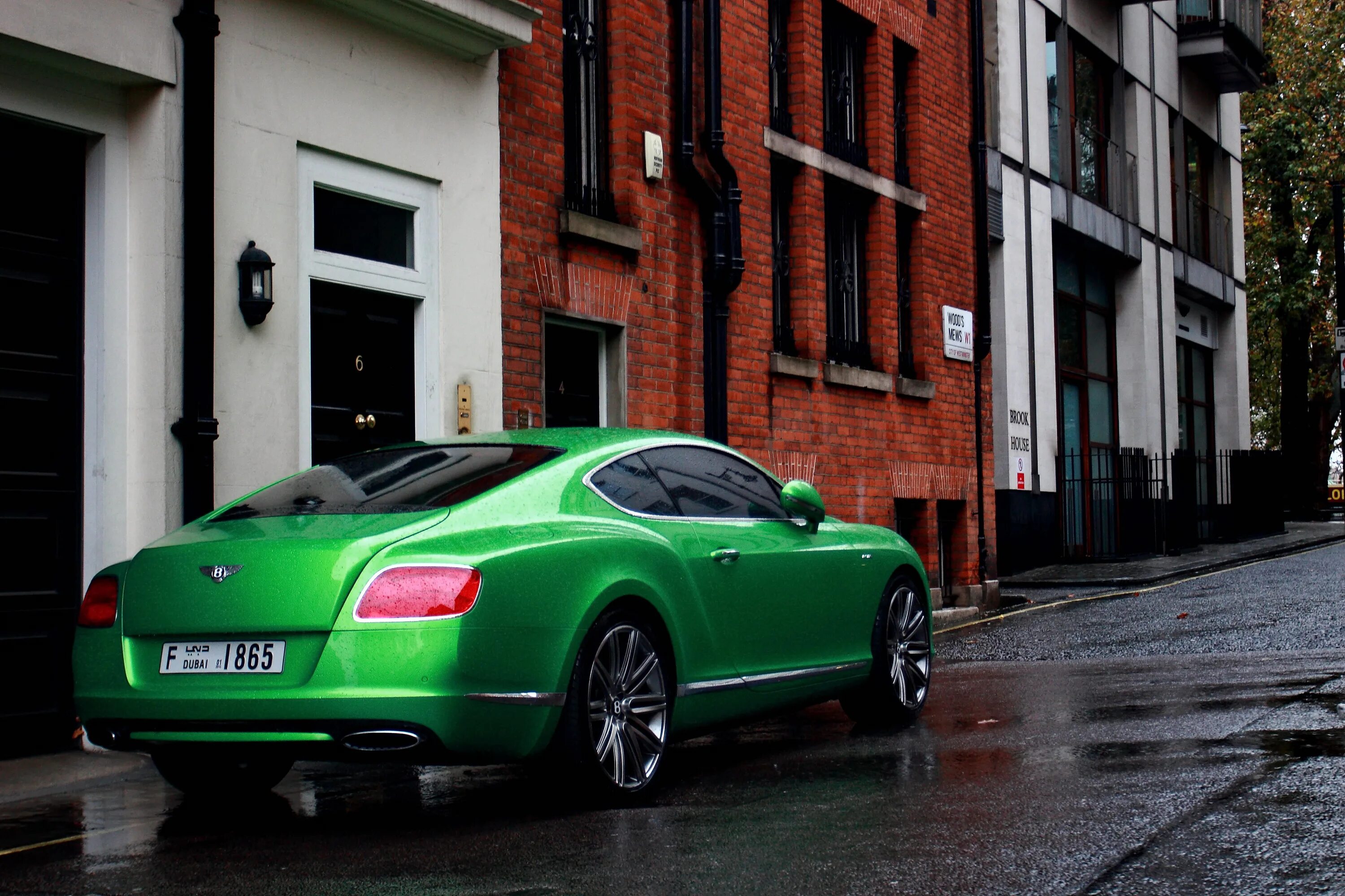 Бентли Континенталь gt Инглиш Грин. Бентли мини зеленый. Bentley Continental 2022 зеленая. Зеленый автомобиль.