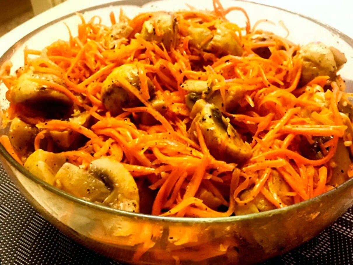 Морковь по корейски с шампиньонами рецепт. Грибы по-корейски шампиньоны с морковью. Шампиньоны маринованные с морковью по-корейски. Корейский салат с грибами. Шампиньоны по корейски.