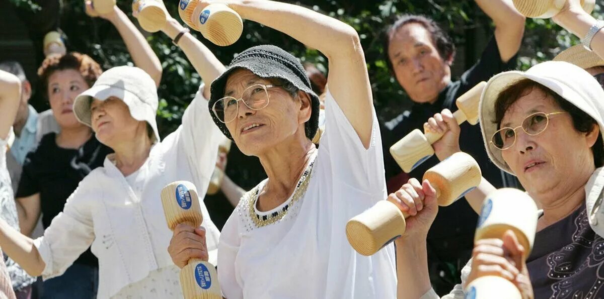 Самое пожилое население. Японские долгожители Окинава. Остров Окинава долгожители. Окинава Япония жители острова. Пожилые люди в Японии.
