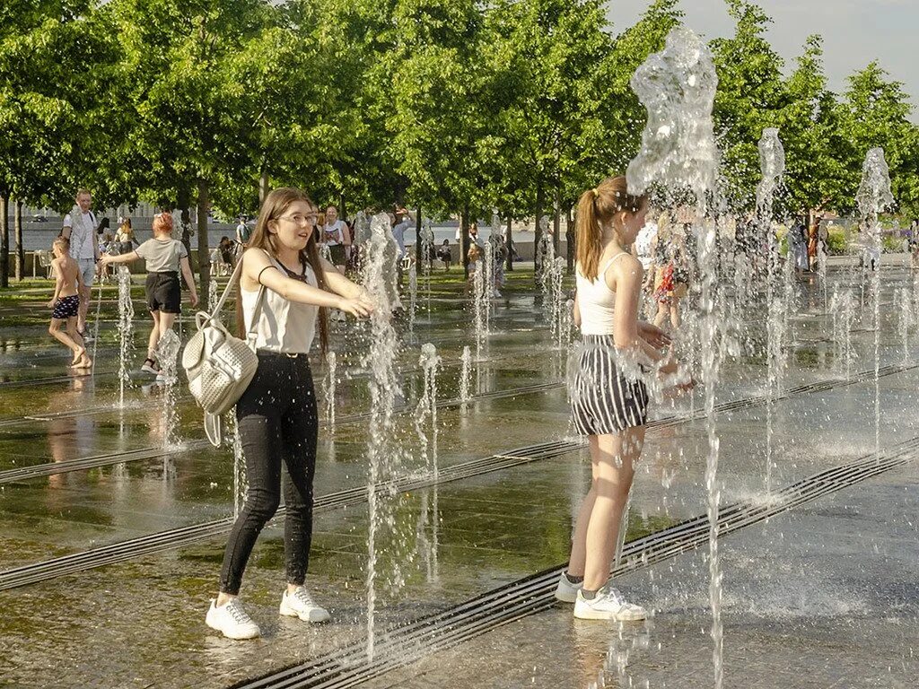 Девочка плавает в фонтане. Девушки купаются в фонтане искупаю. Я эту девушку в фонтане. Купание девушек в фонтане. Девушку искупали в фонтане.