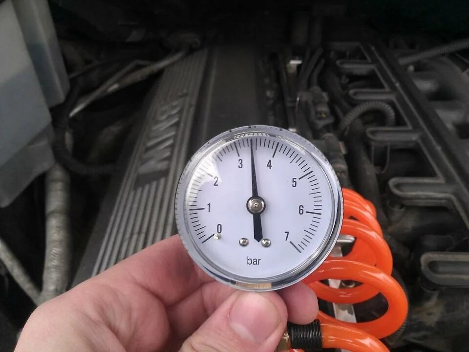 Давление в рампе бензинового двигателя. Давление в топливной системе ваз 2110. Давление в рампе приора 16 клапанов. Штуцер для замера давления топлива ваз 2112. Давление в топливной рампе ваз 2110.