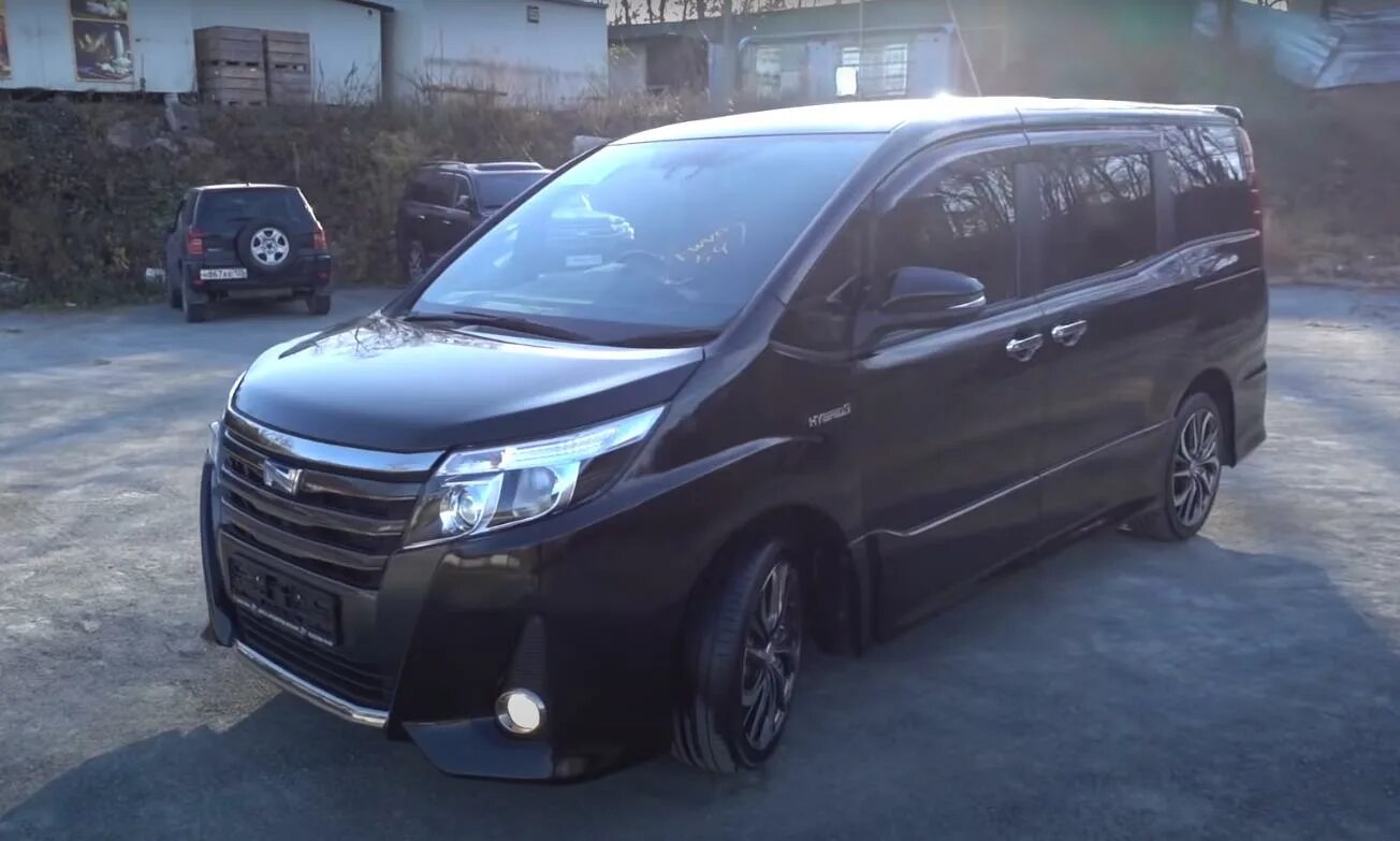 Noah гибрид. Тойота Ноах гибрид. Тойота Ноах гибрид 2015. Toyota Noah 2020. Минивэн Тойота Ноах 2020.